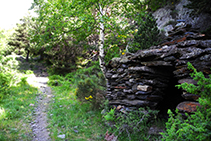 Cabane en pierre sèche dans la forêt.