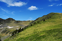 Regardez en arrière en descendant vers le col du Clot del Cavall.