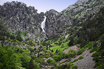 Cascade se trouvant à votre droite.