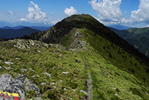 Suivez la crête de la chaîne montagneuse d´Enclar jusqu´au Bony de la Pica.