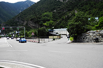 Grand rond-point sur la route principale.