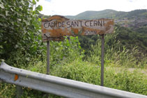 Panneau affichant « Camí de Sant Cerni - 20 min ».