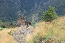 Nous voyons déjà l´église Sant Serni devant nous, au fond.