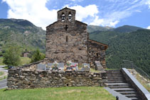 La façade de l´église avec le cimetière.