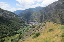 La vue sur Sant Julià de Lòria depuis l´église.