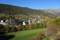 Vue sur La Massana depuis la route.