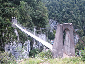 La passerelle d´Holzarté et les gorges d´Olhadubi