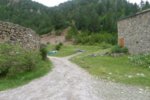 Prendre le sentier qui sort tout droit du refuge.