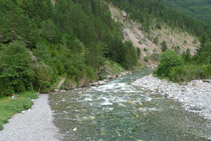 Vue de la rivère Ara depuis le pont de Bujaruelo.