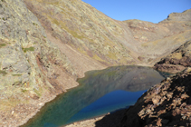 Nous gagnons de l´altitude avec le lac Negre à nos pieds.