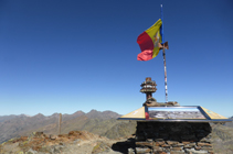 Sommet du Comapedrosa avec une table d´orientation et le drapeau andorran. Le massif de la Pica d´Estats au fond.