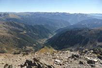 Vue vers l´est avec le village d´Arinsal au fond de la vallée.