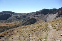 Descente par le GR avec la Portella de Sanfonts au fond.