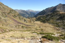 Descente vers la Pleta de Comapedrosa avec le Casamanya au fond.