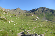 Chemin vers le deuxième lac de Ransol avec le Serrera au fond.