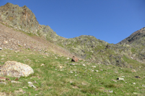 Rocailles schisteuses avant le lac de Meners de la Coma.