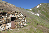 Cabane sur le col de Meners.