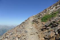 Pente de roches schisteuses en montant vers la Serrera.