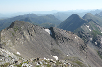 Vues sur le pic de la Coma de Senyac et crête frontalière vers l´est.