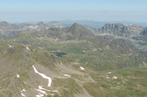 Lac de Solanet et pic de Tomasset depuis le sommet.