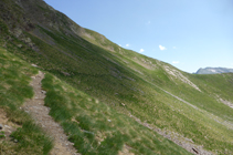 Traversée des pentes herbeuses sur le chemin du refuge de Cóms de Jan.