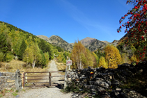 Piste vers le refuge de Sorteny ; une barrière ferme l´accès aux véhicules motorisés.