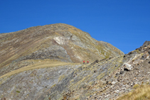 Vue sur la large crête du Serrera, d´où descendent deux randonneurs.