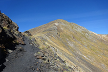 Sentier par la crête entre le col d´Els Meners et le pic de La Serrera.