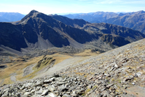 Nous démarrons la descente sur le terrain rocailleux.