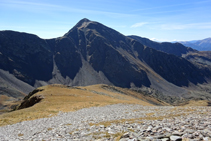 L´objectif est d´arriver au niveau d´une petite plaine. Depuis cette plaine, nous descendrons par une petite vallée jusqu´au chemin principal.