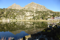 Lac Premier et pics du Cubil avec le restaurant.