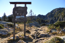 Croisement GR 7 - GRP et chemin vers le col de Montmalús.