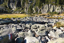 GR 7 traversant le déversoir du premier lac.