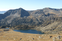 Lac de Montmalús et pic de la Muga.