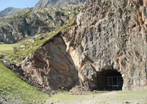 À gauche de l´entrée au tunnel du Port de Rat depuis l´Andorre, des panneaux nous indiquent le chemin menant au pic d´Arcalís et au pic de Cataperdís par le parcours classique.