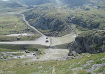 Vue sur l´esplanade où nous avons garé notre véhicule et sur les pistes de ski d´Ordino-Arcalís.