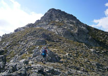 Nous quittons le chemin pour progresser sur la crête en passant par de petites collines d´herbes et de pierre.