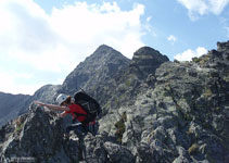 Après avoir franchi la fissure, nous progressons sur la crête pour atteindre le premier pic (2643 m).