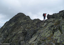 Nous devons passer sur le versant sud de la Serra du Cap de La Coma pour franchir le passage le plus difficile de cette crête.