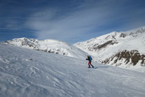 Montée avec des vues sur la vallée de la rivière de Sant Josep et la Solana d´Andorre.