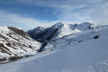 Vues sur la vallée de la rivière Ariège en regardant vers L´Hospitalet-près-l´Andorre. Sur la droite, la Coma d´en Garcia.