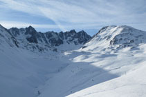 Coma, cirque et pic de Pedrons, dans un paysage typiquement hivernal.