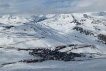 Pas de la Case, avec le centre du village et la route qui monte vers le col d´Envalira.