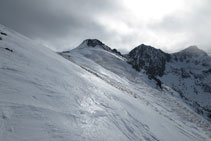 Arrivée à la Punta Inferior de Pedrons avec le pic de Pedrons au fond.