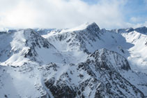 Vues des pics qui font frontière avec l´Andorre : le pic Negre d´Envalira, le pic d´Envalira et le pic des Abelletes.