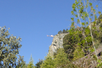 Hélicoptère travaillant sur le Roc dels Corbs.