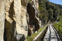 Roches de granoriodite sur le côté du chemin.