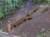 Escaliers d´accès à l´entrée de la mine de Llorts.