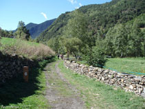 Le chemin traverse des murs en pierre, point 6.
