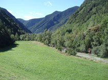 En regardant la vallée vers le bas.